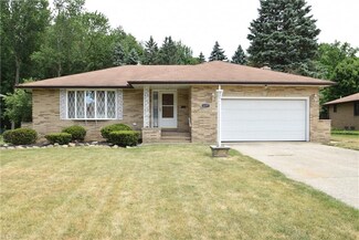 1177 E Dartmoor Ave, Seven Hills, OH 44131