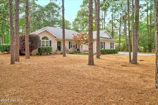 5 Avery Dr, Whispering Pines, NC 28327
