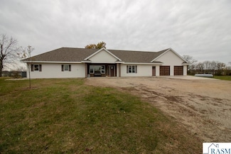 19466 521st Ave, Lake Crystal, MN 56055
