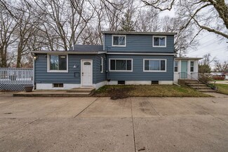 1835 E Lincoln St, Bloomington, IL 61701