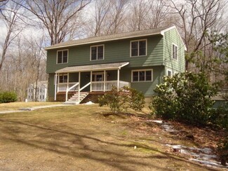 98 S Main St, Newton, NH 03858