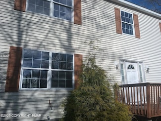 494 Country Place Dr, Tobyhanna, PA 18466