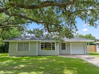 2112 Hillcrest Dr, Bay City, TX 77414