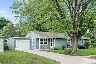 602 E 5th St, MacKinaw, IL 61755