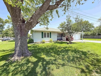 322 Oak St, Flora, IL 62839