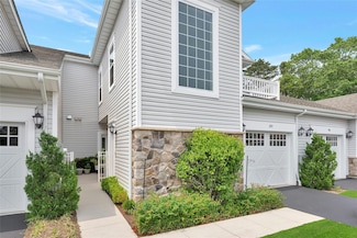 89 Lakeside Ct, Shirley, NY 11967