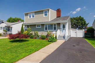 44 Tyler St, Freeport, NY 11520