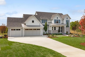305 Old Wildwood Rd, Mahtomedi, MN 55115