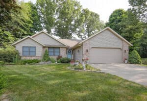 32890 Robin Rd, Paw Paw, MI 49079