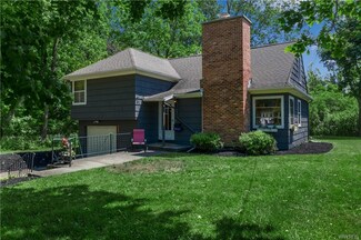 4883 Meadowbrook Rd, Buffalo, NY 14221