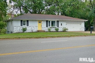 1307 N Parkway Dr, Pekin, IL 61554