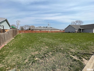 510 16th St, Lincoln, IL 62656