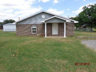 417 N SyMcOx St, Cordell, OK 73632