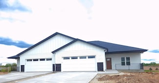 1343 Scenic Pointe Ct, Hartford, WI 53027