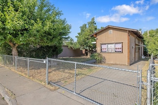 326 N Linnell Ave, Farmersville, CA 93223