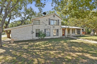1005 4th St, Blanco, TX 78606