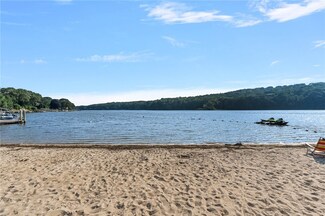 133 Winterberry Rd, Saunderstown, RI 02874