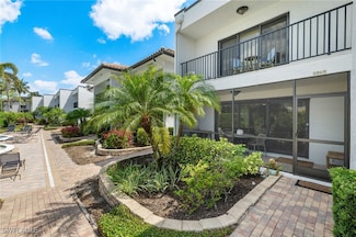 1060 6th St S, Naples, FL 34102