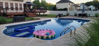 8 Reagan Dr, Jackson, NJ 08527