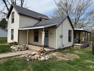 210 E 5th St, de Land, IL 61839