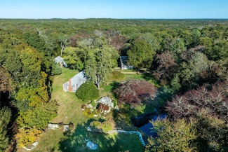 15 Crowell Ln, Tisbury, MA 02568