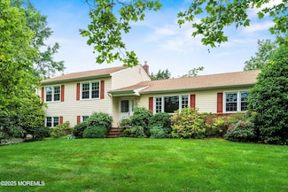19 Galloping Cir, Belford, NJ 07718