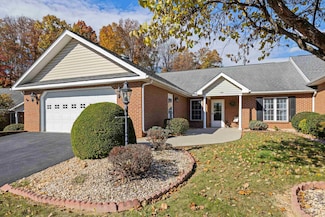 206 Red Oaks Dr, Staunton, VA 24401