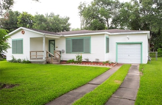 6718 E Bayou Dr, Hitchcock, TX 77563