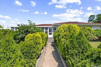 21 Oakley Ave, Massapequa, NY 11758