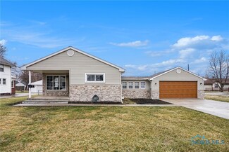 904 Mambrino Rd, Oregon, OH 43616