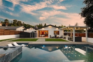 21641 Mulholland Dr, Woodland Hills, CA 91364