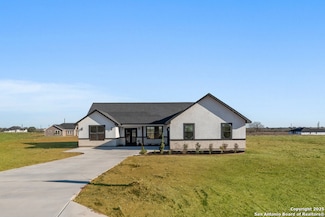 192 Hidden Ranch Ct, Floresville, TX 78114