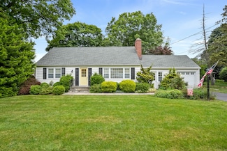 32 Sunrise Ave, Trumbull, CT 06611