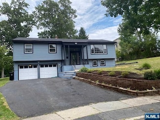 352 Maplewood Dr, Paramus, NJ 07652
