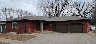 40 N 2nd Ave W, Hartley, IA 51346