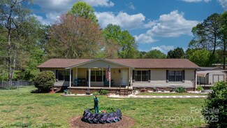 2003 Cape Hickory Cutoff Rd, Hickory, NC 28601
