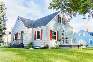 252 W 12th St, Grafton, ND 58237