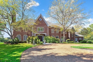 655 W Northcroft Ct, Lake Forest, IL 60045