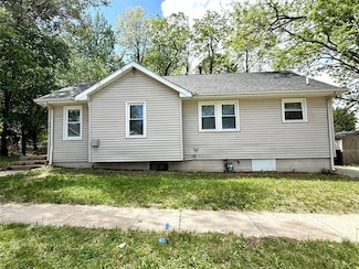 3916 Cambridge St, Des Moines, IA 50313