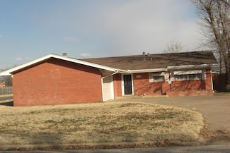 1316 Yonkers St, Plainview, TX 79072