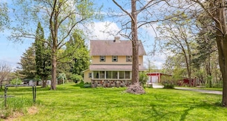112 S Cushing Park Rd, Delafield, WI 53018