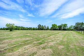 831 Indian Hill Ln, Brenham, TX 77833