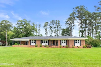 405 E Westbrook St, Wallace, NC 28466
