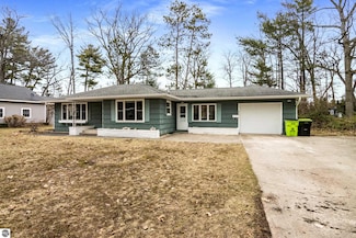 625 Cromwell Dr, Traverse City, MI 49686