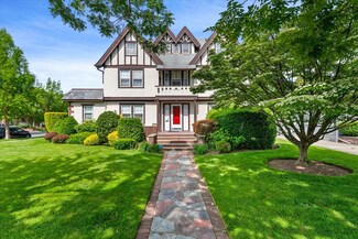 33-82 159th St, Flushing, NY 11358