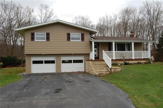 370 Maple Ln, Pulaski, PA 16143