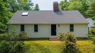 86 Plymouth St, Carver, MA 02330
