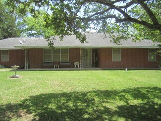 1312 N Main St, Sweeny, TX 77480
