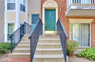 18 Dogwood St, Jersey City, NJ 07305