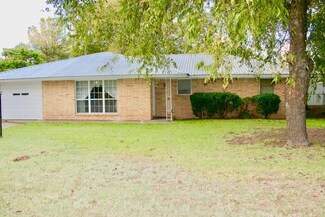 211 Circle Dr, Winters, TX 79567